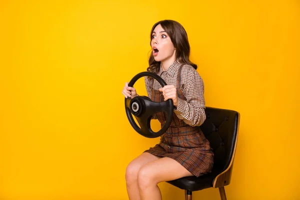 Foto de perfil de la señora morena asustada sentarse conducir llevar camisa vestido aislado sobre fondo de color amarillo vivo —  Fotos de Stock