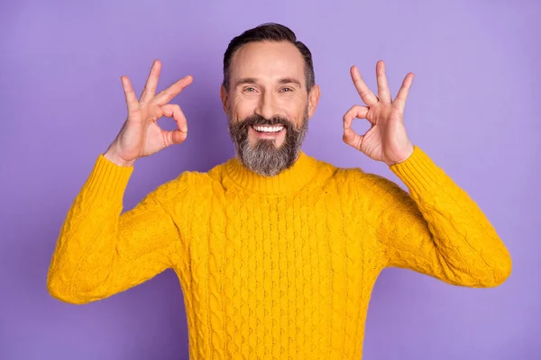 明るい男の写真幸せな正の笑顔ショーキーサインアドバイス紫の色の背景に隔離された完璧な理想的なプロモーション広告 — ストック写真