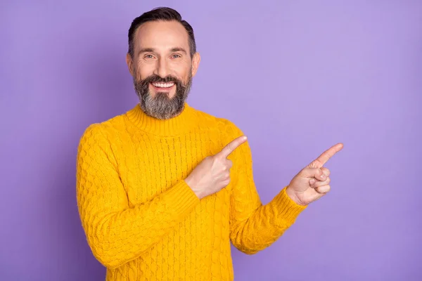 Портрет положительного человека указывает на две руки пальцы пустое пространство продвижения изолированы на фиолетовом фоне цвета — стоковое фото