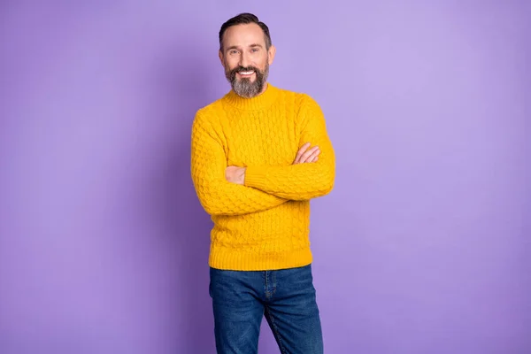 Foto van knappe man gelukkig positieve glimlach zelfverzekerd gekruiste handen geïsoleerd over paarse kleur achtergrond — Stockfoto