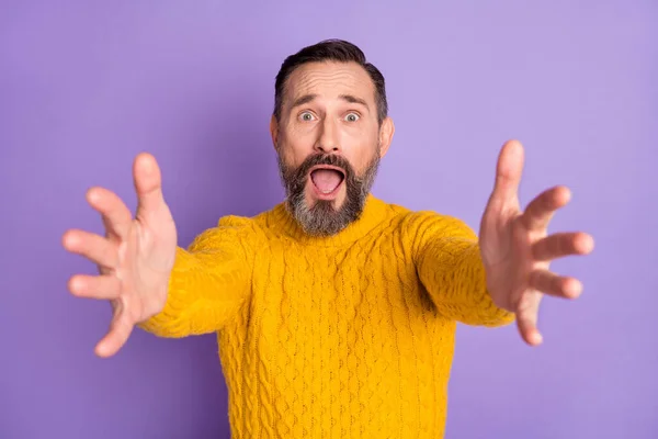 Foto van nerveuze bange man stretch handen camera open mond dragen gele pullover geïsoleerde violette achtergrond — Stockfoto