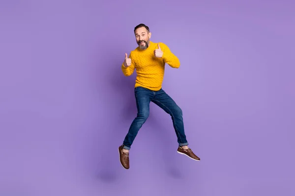 Retrato de comprimento total do homem animado despreocupado mostrar dois braços polegares para cima se divertir isolado no fundo de cor roxa — Fotografia de Stock