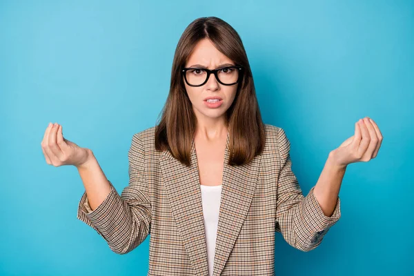 Foto von traurigen brünetten Dame fragen Geld tragen Brille braune Jacke isoliert auf lebendigen blauen Hintergrund — Stockfoto