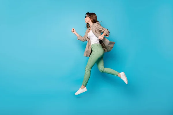 Teljes test profil oldalán fotó fiatal lány boldog mosoly megy séta rohanás eladó elszigetelt kék szín háttér — Stock Fotó