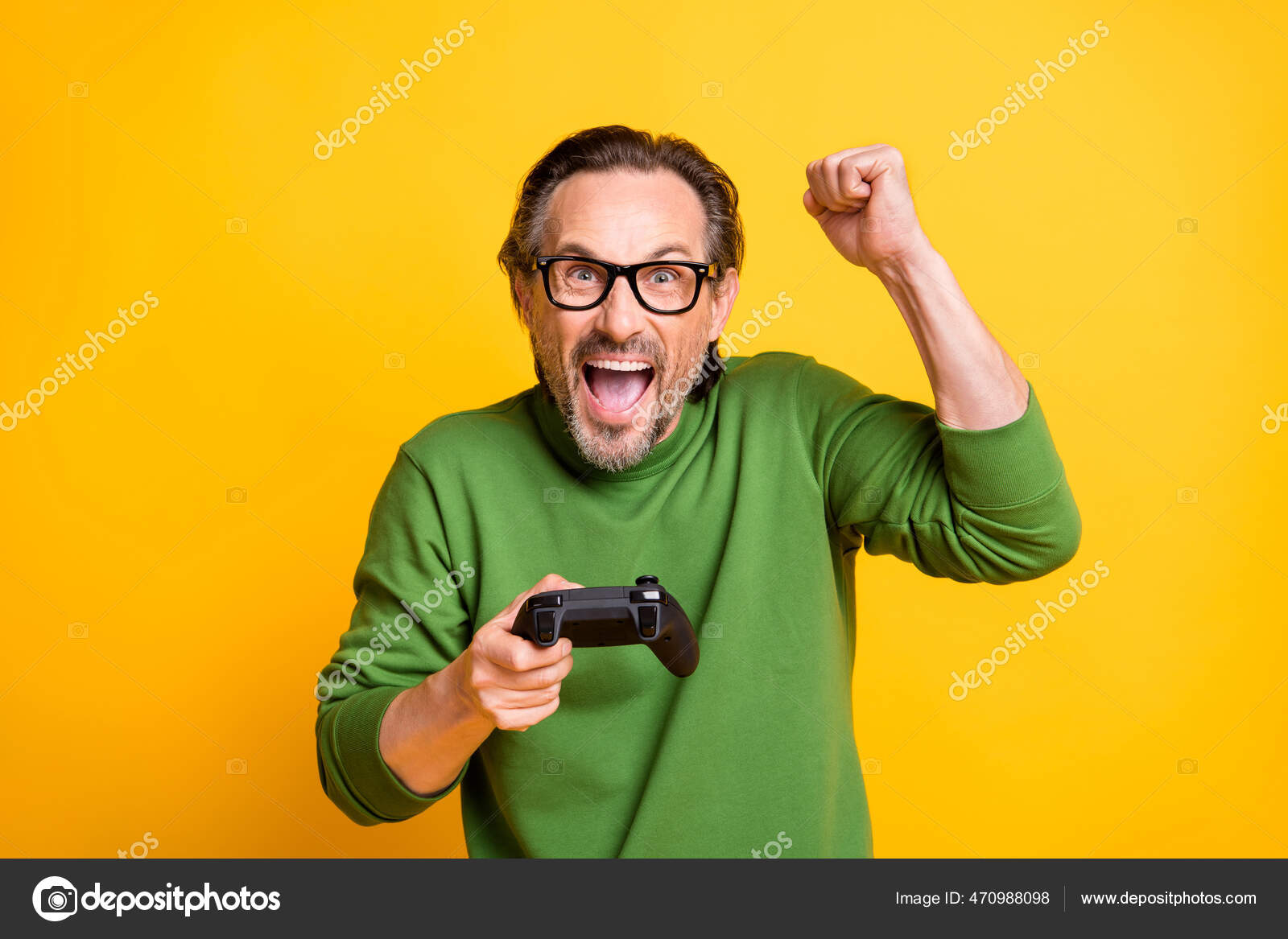 Фото Веселого Триумфального Парня Провести Геймпад Выиграть Игру.