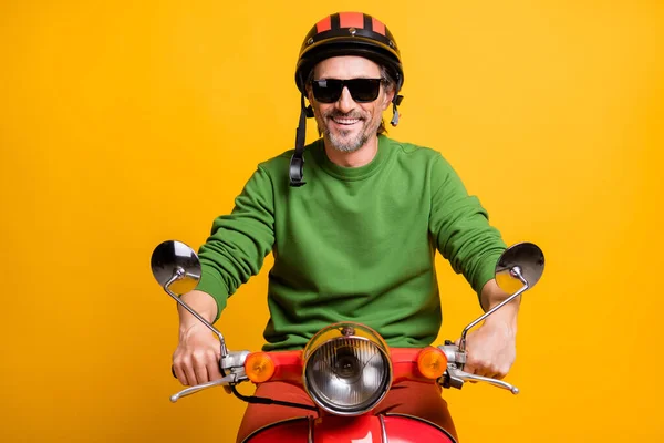 Olgun, neşeli adamın fotoğrafı mutlu, mutlu, gülümseyen bisiklet yolculuğu sarı arka planda izole edilmiş. — Stok fotoğraf