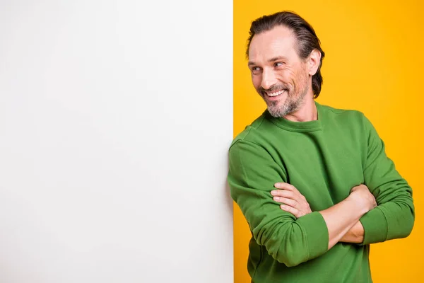 Foto do homem dobrado braços branco banner olhar vazio espaço desgaste verde suéter isolado amarelo cor fundo — Fotografia de Stock