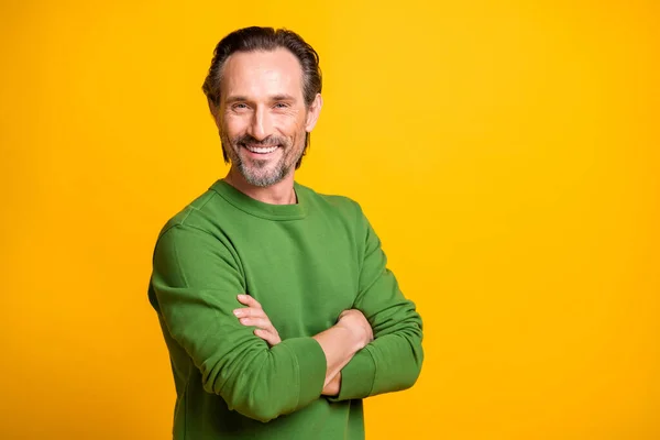 Foto de hombre positivo brazos plegados cámara radiante sonrisa desgaste suéter verde aislado color amarillo fondo —  Fotos de Stock