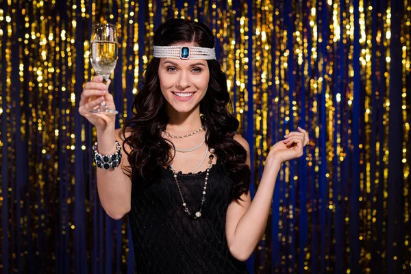 Foto de lindo braço de senhora positiva levantar copo de champanhe tem bom humor isolado na cortina decorada brilhante — Fotografia de Stock
