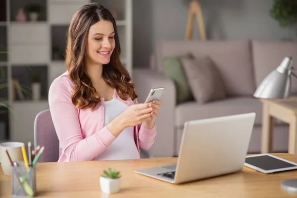 Porträtt av härlig fokuserad glad gravid flicka stannar hemma med hjälp av enheten bärbar dator chatta tidsfördriv hus inomhus — Stockfoto