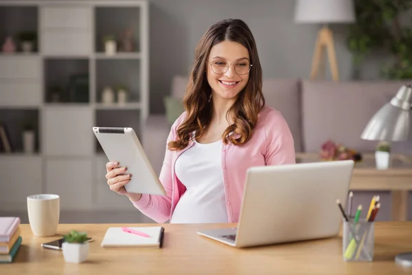 Portret van een aantrekkelijke vrolijke gefocuste zwangere vrouw die thuis blijft prenataal werken op afstand web copywriter manager in flat house binnen — Stockfoto