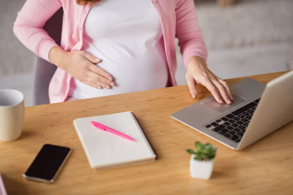 Oříznutý pohled na atraktivní těhotné dívky copywriter zůstat doma pracuje dálkově psaní e-mail laskání břicho v bytovém domě uvnitř — Stock fotografie