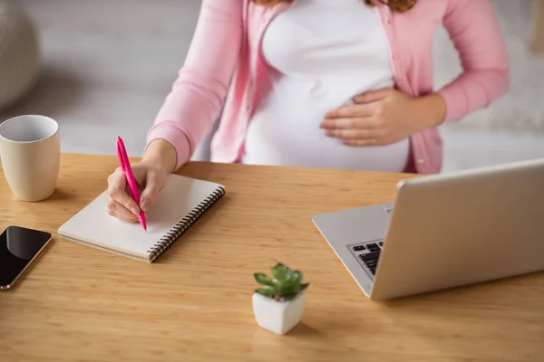 Oříznutý pohled na atraktivní zdravý klid těhotné dívky copywriter práce dálkově psaní článek laskání břicho bezpečnost v bytovém domě uvnitř — Stock fotografie