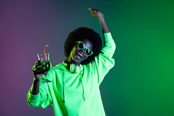 Photo of sweet funky dark skin kobieta nosić okulary bluza trzymając koktajl taniec odizolowane gradientowe tło — Zdjęcie stockowe
