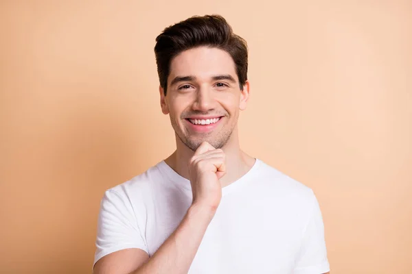 Foto de homem feliz encantador segurar queixo de mão pensar ideia positiva isolado no fundo cor bege pastel — Fotografia de Stock