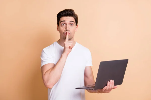 Retrato de la persona guapo preocupado dedos cubriendo los labios no hablan aislado sobre fondo de color beige — Foto de Stock