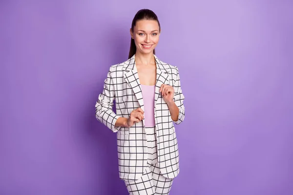 Foto der jungen schönen hübschen lächelnden positiven Geschäftsfrau in karierter Jacke isoliert auf violettem Hintergrund — Stockfoto