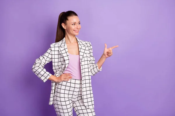 Фото чарівних позитивних молодих леді точок виглядають порожніми простір продажу посмішки ізольовані на фіолетовому кольоровому фоні — стокове фото