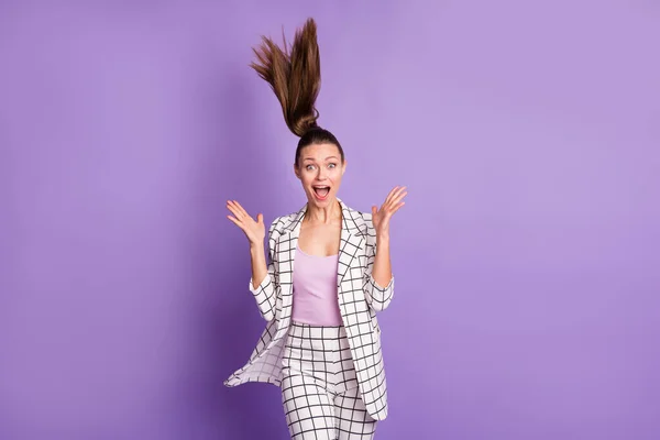 Zdjęcie młodej atrakcyjnej szczęśliwej bizneswoman z latającymi włosami zobacz duży rabat sprzedaży izolowane na fioletowym tle koloru — Zdjęcie stockowe