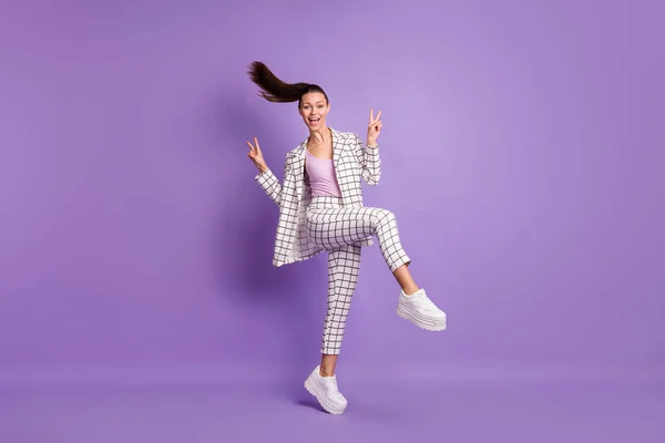 Full size foto di giovane attraente bella ragazza d'affari che balla mostrando v-segno isolato su sfondo di colore viola — Foto Stock