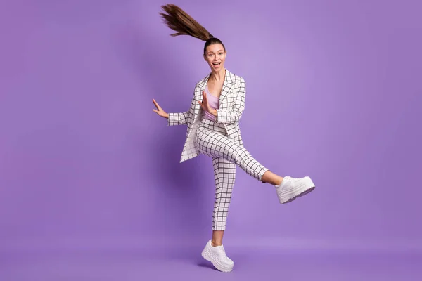 Full size foto di giovane bella felice eccitato pazzo ragazza positiva con i capelli volanti danza isolato su sfondo di colore viola — Foto Stock
