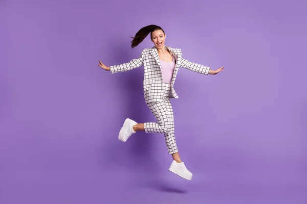 Foto corpo pieno di giovane donna eccitato felice sorriso positivo divertirsi godere di saltare isolato su sfondo di colore viola — Foto Stock