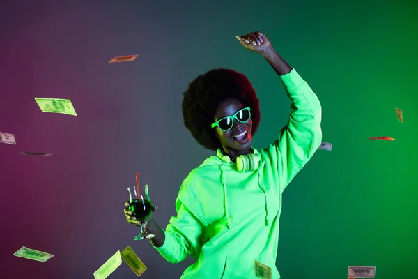 Zdjecie 90s styl pani taniec drink koktajl zabawy nosić sunglass bluza izolowane gradient zielony neon tło — Zdjęcie stockowe