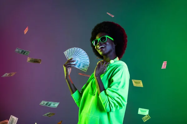 Photo of rich luxury lady hold fan cash dolary spadek zużycie specs bluza odizolowany gradient zielony neon tło — Zdjęcie stockowe