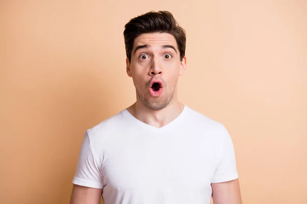 Foto di pazzo stupito giovane uomo bocca aperta informazioni incredibili isolato su sfondo di colore beige pastello — Foto Stock