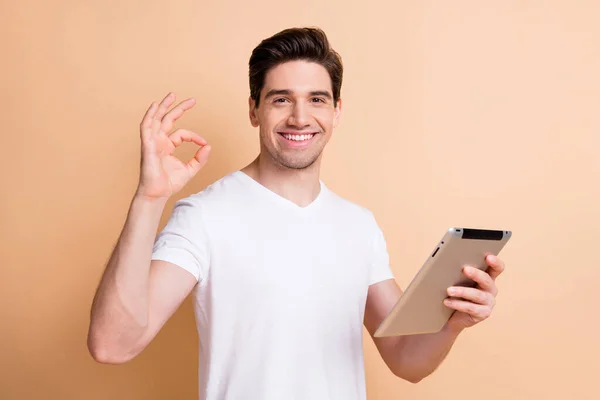 Retrato de metade virou cara alegre braço segurar dedos tablet mostrar símbolo okey isolado no fundo cor bege — Fotografia de Stock