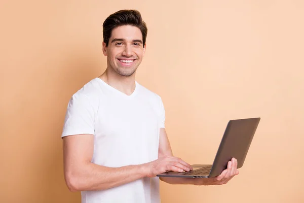 Fénykép elégedett fiatal személy fogas mosoly írás szöveg a számítógépen elszigetelt bézs színű háttér — Stock Fotó