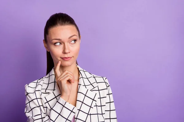 Foto de joven seria atractiva hermosa encantadora mujer de negocios pensando mirada copyspace aislado sobre fondo de color violeta —  Fotos de Stock