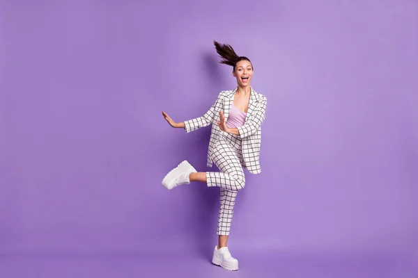 Foto de comprimento total de alegre funky jovem dança voar cabelo bom humor fim de semana isolado no fundo cor roxa — Fotografia de Stock