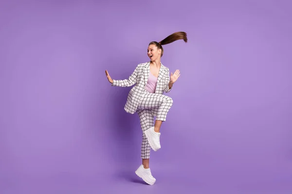 Full size foto di giovane funky divertente sorridente ragazza positiva con i capelli volanti danza isolato su sfondo di colore viola — Foto Stock