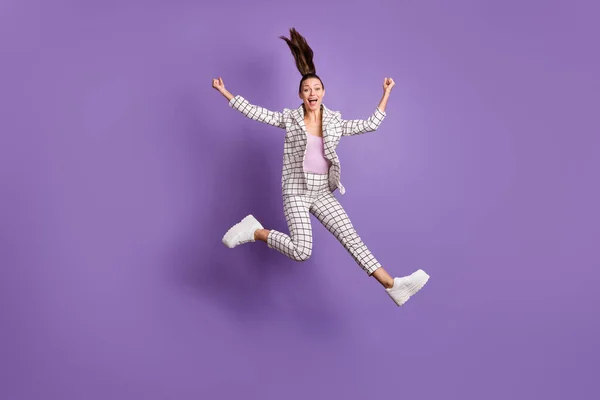 Full length foto di giovane ragazza felice sorriso positivo celebrare la vittoria pugni di successo mani saltare isolato su sfondo di colore viola — Foto Stock