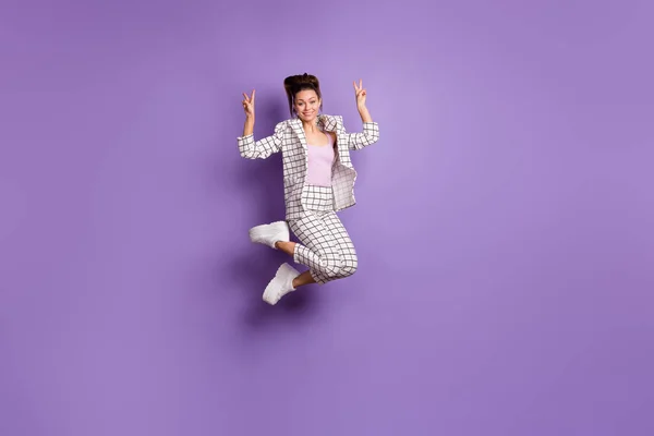 Lunghezza completa foto di giovane ragazza felice sorriso positivo salto spettacolo pace fresco v-segno isolato su sfondo di colore viola — Foto Stock