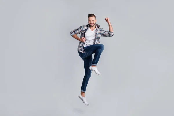 Full length body size φωτογραφία του jumping man σε casual στολή gesturing σαν νικητής απομονωμένο γκρι φόντο χρώμα — Φωτογραφία Αρχείου