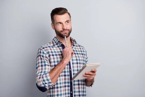 Retrato de atractivo animado chico enfocado desgaste camisa a cuadros creando una nueva estrategia aislada sobre fondo de color pastel gris — Foto de Stock