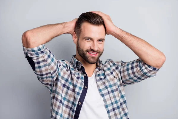 Foto retrato de chico sonriente confiado que se ve guapo demostrando corte de pelo aislado sobre fondo de color gris — Foto de Stock