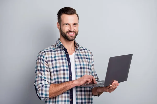 Foto retrato de empresário usando aplicativo no computador trabalhando no projeto start-up isolado em fundo de cor cinza — Fotografia de Stock