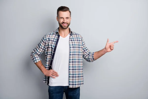 Foto de jovem alegre sorrindo positivo bonito homem apontar espaço copyspace isolado em fundo de cor cinza — Fotografia de Stock