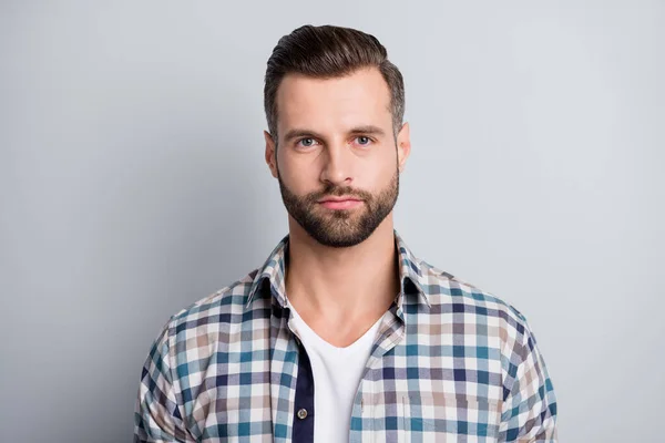 युवा आकर्षक सुंदर गंभीर अच्छा दिखने वाले व्यापारी की तस्वीर चेकर्ड शर्ट में ग्रे रंग पृष्ठभूमि पर अलग — स्टॉक फ़ोटो, इमेज