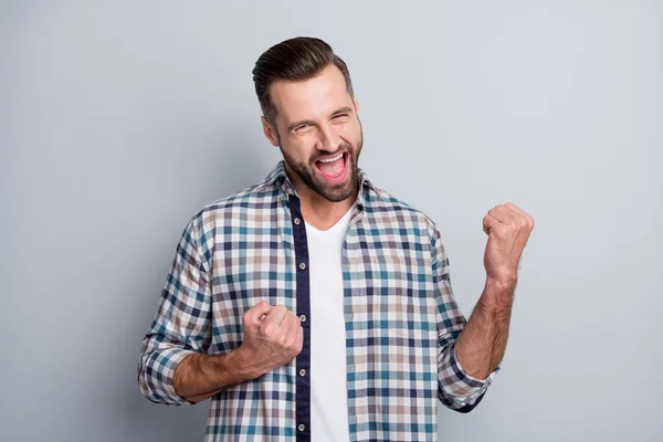 Foto di giovane attraente bello pazzo sorridente positivo eccitato uomo tenere i pugni in vittoria isolato su sfondo di colore grigio — Foto Stock