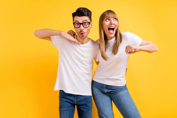 Foto de dos personas bastante divertidas vestidas de blanco gafas de camiseta bailando aislado color amarillo de fondo —  Fotos de Stock