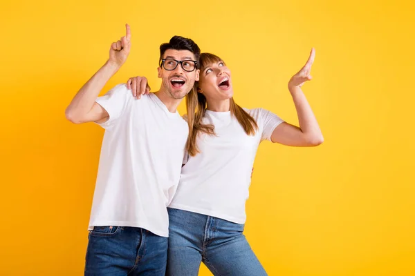 Fénykép funky édes fiatal pár viselni fehér póló szemüveg tánc mutató ujj elszigetelt sárga színű háttér — Stock Fotó