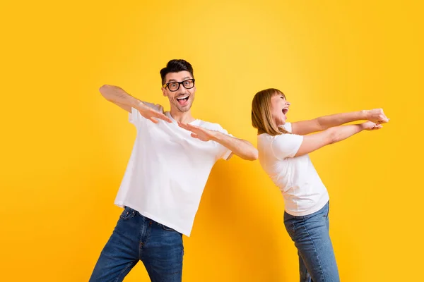 Фото милой очаровательной молодой пары носить белые очки футболки танцуя изолированный желтый цвет фона — стоковое фото
