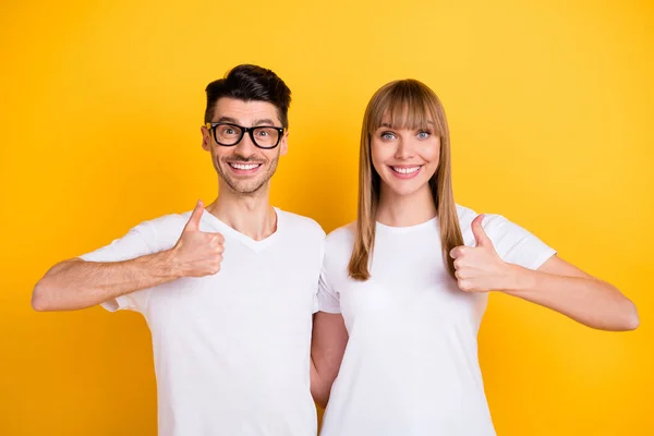 Foto di scioccato funky due persone vestito bianco t-shirt occhiali che mostrano pollici in su sorridente isolato colore giallo sfondo — Foto Stock