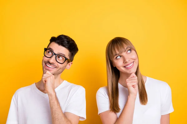 Foto de doce sonhador duas pessoas vestidas branco t-shirt óculos braços queixo olhando espaço vazio isolado cor amarela fundo — Fotografia de Stock