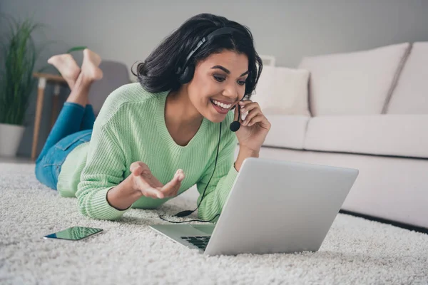 Foto lateral de perfil de longitud completa de la joven afro mujer feliz sonrisa positiva auriculares micrófono charla videollamada casa — Foto de Stock