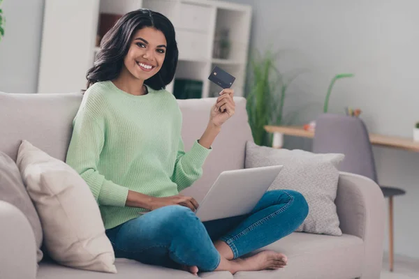 全长侧面照片年轻黑人妇女快乐积极的微笑使用笔记本电脑持卡人在室内购买 — 图库照片